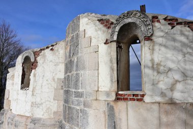 Mirabello Sannitico, Molise, İtalya 10 Ocak 2024: 20. yüzyıl Santa Maria di Monteverde kilisesi Madonna di Monteverde Antik Manastırı 'nın kalıntılarının yanında 11. yüzyıla dayanmaktadır.
