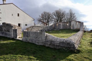 Mirabello Sannitico, Molise, İtalya 10 Ocak 2024: 20. yüzyıl Santa Maria di Monteverde kilisesi Madonna di Monteverde Antik Manastırı 'nın kalıntılarının yanında 11. yüzyıla dayanmaktadır.