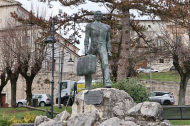 Vinchiaturo, Molise, İtalya 10 Ocak 2024: Piazza Municipio 'daki Göçmen Anıtı, Umberto Taccola' nın bir tasarımına dayanan 1985 yılında Montreal Vinchiaturesi 'nden hediye