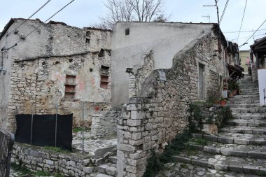 Vinchiaturo, Molise, İtalya 10 Ocak 2024: Tarihi merkezin dar sokaklarından köyün görüntüsü
