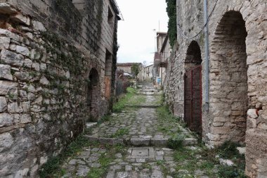 Vinchiaturo, Molise, İtalya 10 Ocak 2024: Tarihi merkezin dar sokaklarından köyün görüntüsü