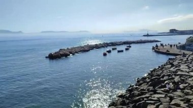 Napoli, Campania, İtalya - 24 Ocak 2024: Napoli Körfezi 'nin Via Nazario Sauro kıyılarından Genel Bakış