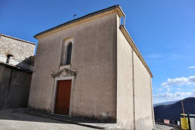 Bojano, Molise, İtalya 16 Ocak 2024: 15. yüzyıl San Giovanni Battista Kilisesi 'nin ara sokaklardan görünüşü