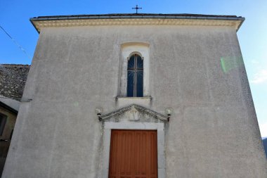 Bojano, Molise, İtalya 16 Ocak 2024: 15. yüzyıl San Giovanni Battista Kilisesi 'nin ara sokaklardan görünüşü