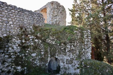 Bojano, Molise, İtalya: 16 Ocak 2024: Normanlar tarafından 11. yüzyılda inşa edilen ve Sivita Superiore köyüne hakim olan Pandone Kalesi kalıntıları