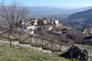 Boiano, Molise, İtalya 16 Ocak 2024: Pandone Kalesi 'nin kalıntılarından köy manzarası