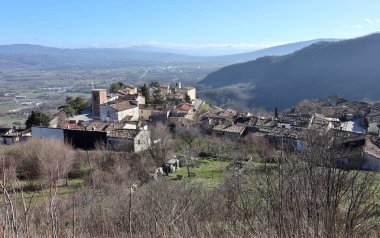 Boiano, Molise, İtalya 16 Ocak 2024: Pandone Kalesi 'nin kalıntılarından köy manzarası