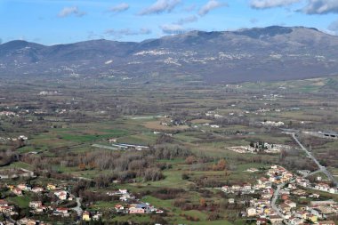 Boiano, Molise, İtalya 16 Ocak 2024: Pandone Kalesi 'nin kalıntılarının tepesinden Bojano köyünün manzarası