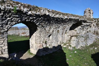 Bojano, Molise, İtalya: 16 Ocak 2024: Normanlar tarafından 11. yüzyılda inşa edilen ve Sivita Superiore köyüne hakim olan Pandone Kalesi kalıntıları