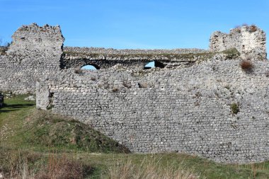 Bojano, Molise, İtalya: 16 Ocak 2024: Normanlar tarafından 11. yüzyılda inşa edilen ve Sivita Superiore köyüne hakim olan Pandone Kalesi kalıntıları