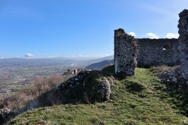 Bojano, Molise, İtalya: 16 Ocak 2024: Normanlar tarafından 11. yüzyılda inşa edilen ve Sivita Superiore köyüne hakim olan Pandone Kalesi kalıntıları