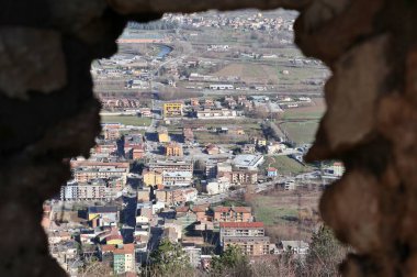 Boiano, Molise, İtalya 16 Ocak 2024: Pandone Kalesi 'nin kalıntılarının tepesinden Bojano köyünün manzarası