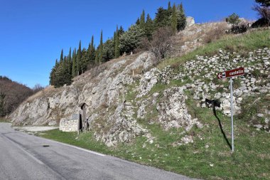 Bojano, Molise, İtalya: 16 Ocak 2024: Normanlar tarafından 11. yüzyılda inşa edilen ve Sivita Superiore köyüne hakim olan Pandone Kalesi kalıntıları