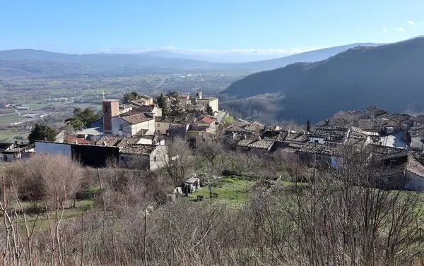 Boiano, Molise, İtalya 16 Ocak 2024: Pandone Kalesi 'nin kalıntılarından köy manzarası
