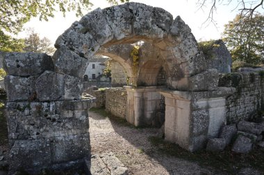 Sepino, Molise, İtalya 17 Kasım 2023: MÖ 4. yüzyıla dayanan antik Samnite kentinin kalıntıları. MÖ 1. yüzyılda Roma yönetimi altına girdi..
