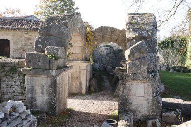 Sepino, Molise, İtalya 17 Kasım 2023: MÖ 4. yüzyıla dayanan antik Samnite kentinin kalıntıları. MÖ 1. yüzyılda Roma yönetimi altına girdi..