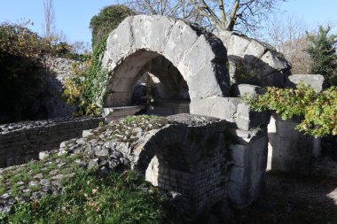 Sepino, Molise, İtalya 17 Kasım 2023: MÖ 4. yüzyıla dayanan antik Samnite kentinin kalıntıları. MÖ 1. yüzyılda Roma yönetimi altına girdi..