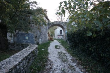 Sepino, Molise, İtalya 17 Kasım 2023: MÖ 4. yüzyıla dayanan antik Samnite kentinin kalıntıları. MÖ 1. yüzyılda Roma yönetimi altına girdi..