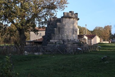 Sepino, Molise, İtalya 17 Kasım 2023: MÖ 4. yüzyıla dayanan antik Samnite kentinin kalıntıları. MÖ 1. yüzyılda Roma yönetimi altına girdi..