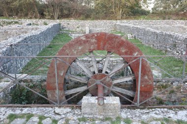 Sepino, Molise, İtalya 17 Kasım 2023: MÖ 4. yüzyıla dayanan antik Samnite kentinin kalıntıları. MÖ 1. yüzyılda Roma yönetimi altına girdi..