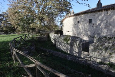 Sepino, Molise, İtalya 17 Kasım 2023: MÖ 4. yüzyıla dayanan antik Samnite kentinin kalıntıları. MÖ 1. yüzyılda Roma yönetimi altına girdi..