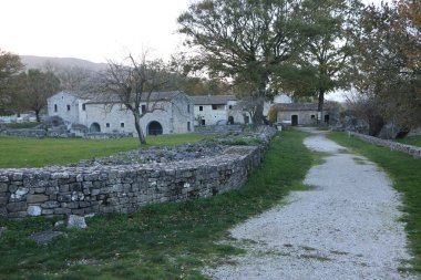 Sepino, Molise, İtalya 17 Kasım 2023: MÖ 4. yüzyıla dayanan antik Samnite kentinin kalıntıları. MÖ 1. yüzyılda Roma yönetimi altına girdi..