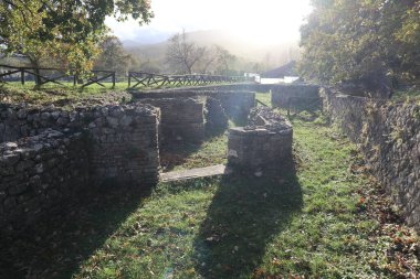 Sepino, Molise, İtalya 17 Kasım 2023: MÖ 4. yüzyıla dayanan antik Samnite kentinin kalıntıları. MÖ 1. yüzyılda Roma yönetimi altına girdi..