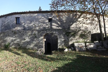 Sepino, Molise, İtalya 17 Kasım 2023: MÖ 4. yüzyıla dayanan antik Samnite kentinin kalıntıları. MÖ 1. yüzyılda Roma yönetimi altına girdi..