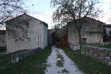 Sepino, Molise, İtalya 17 Kasım 2023: MÖ 4. yüzyıla dayanan antik Samnite kentinin kalıntıları. MÖ 1. yüzyılda Roma yönetimi altına girdi..