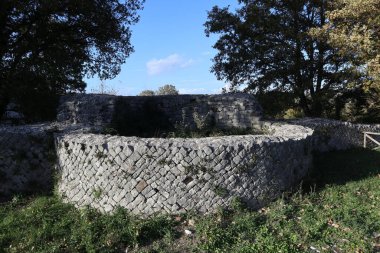 Sepino, Molise, İtalya 17 Kasım 2023: MÖ 4. yüzyıla dayanan antik Samnite kentinin kalıntıları. MÖ 1. yüzyılda Roma yönetimi altına girdi..