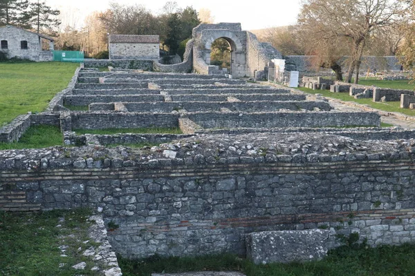 Sepino, Molise, İtalya 17 Kasım 2023: MÖ 4. yüzyıla dayanan antik Samnite kentinin kalıntıları. MÖ 1. yüzyılda Roma yönetimi altına girdi..