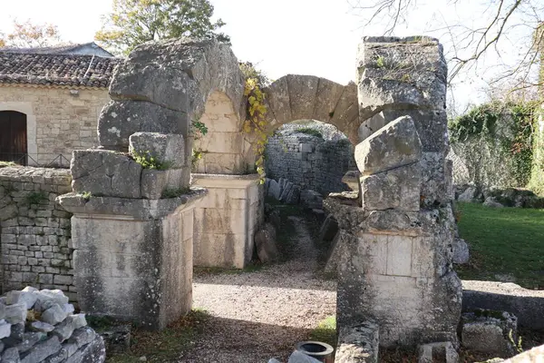 Sepino, Molise, İtalya 17 Kasım 2023: MÖ 4. yüzyıla dayanan antik Samnite kentinin kalıntıları. MÖ 1. yüzyılda Roma yönetimi altına girdi..