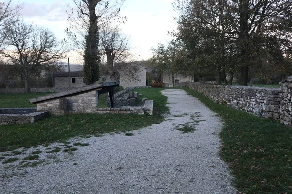 Sepino, Molise, İtalya 17 Kasım 2023: MÖ 4. yüzyıla dayanan antik Samnite kentinin kalıntıları. MÖ 1. yüzyılda Roma yönetimi altına girdi..