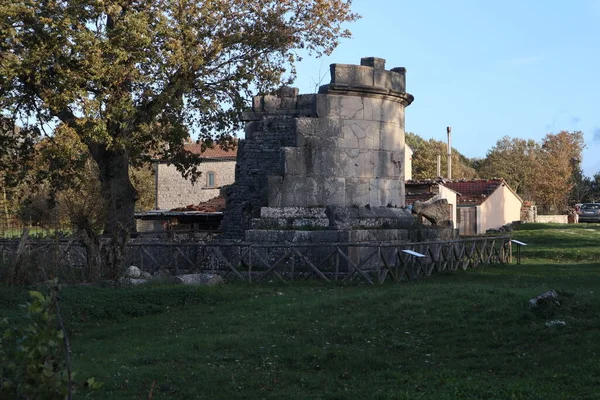 Sepino, Molise, İtalya 17 Kasım 2023: MÖ 4. yüzyıla dayanan antik Samnite kentinin kalıntıları. MÖ 1. yüzyılda Roma yönetimi altına girdi..