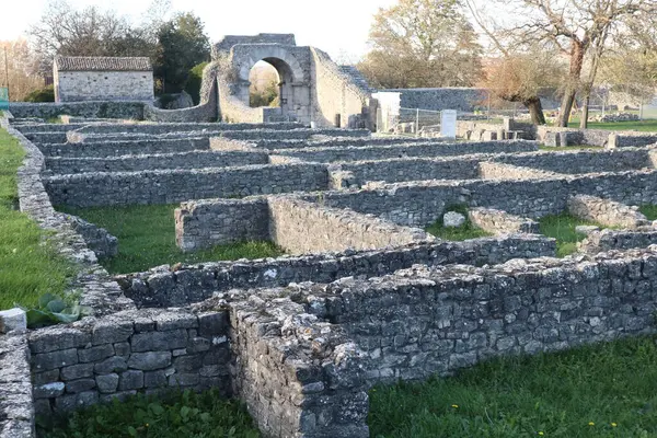 Sepino, Molise, İtalya 17 Kasım 2023: MÖ 4. yüzyıla dayanan antik Samnite kentinin kalıntıları. MÖ 1. yüzyılda Roma yönetimi altına girdi..
