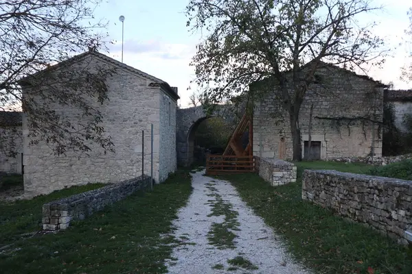 Sepino, Molise, İtalya 17 Kasım 2023: MÖ 4. yüzyıla dayanan antik Samnite kentinin kalıntıları. MÖ 1. yüzyılda Roma yönetimi altına girdi..