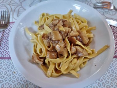 San Massimo, Molise, İtalya 12 Aralık 2023: Via Petrera 'daki Dimora Rurale II Campanaccio restoranında öğle yemeği