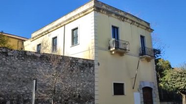 Benevento, Campania, İtalya 15 Şubat 2024: Eski San Felice Manastırı ve eski Viale degli Atlantici hapishanesi, Ciro 'nun bir bebek dinozorun fosilleşmiş bir bulgusu olduğu Arkeoloji Müdürlüğü karargahı