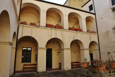 Benevento, Campania, İtalya 15 Şubat 2024: Eski San Felice Manastırı ve eski Viale degli Atlantici hapishanesi, bir bebek dinozorun fosilleşmiş bir bulgusu olan Ciro 'nun sergilendiği Arkeoloji Denetleme Merkezi