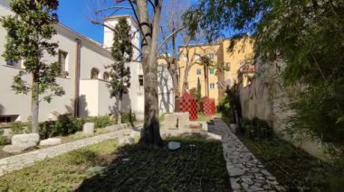 Benevento, Campania, İtalya: Hortus Conclusus, 13. Yüzyıl San Domenico Manastırı 'nın bahçesi, şimdi bir üniversite binası, 1992 yılından beri sanatçı Mimmo Paladino' nun çalışmalarına ev sahipliği yapıyor..