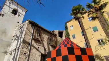 Benevento, Campania, İtalya: Hortus Conclusus, 13. Yüzyıl San Domenico Manastırı 'nın bahçesi, şimdi bir üniversite binası, 1992 yılından beri sanatçı Mimmo Paladino' nun çalışmalarına ev sahipliği yapıyor..