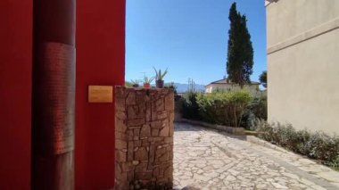 Benevento, Campania, İtalya: Hortus Conclusus, 13. Yüzyıl San Domenico Manastırı 'nın bahçesi, şimdi bir üniversite binası, 1992 yılından beri sanatçı Mimmo Paladino' nun çalışmalarına ev sahipliği yapıyor..