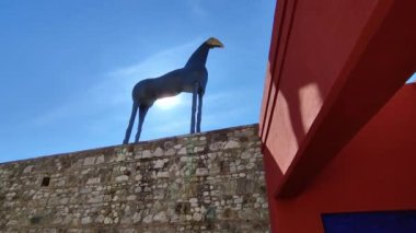 Benevento, Campania, İtalya: Hortus Conclusus, 13. Yüzyıl San Domenico Manastırı 'nın bahçesi, şimdi bir üniversite binası, 1992 yılından beri sanatçı Mimmo Paladino' nun çalışmalarına ev sahipliği yapıyor..