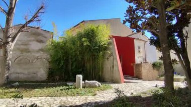 Benevento, Campania, İtalya: Hortus Conclusus, 13. Yüzyıl San Domenico Manastırı 'nın bahçesi, şimdi bir üniversite binası, 1992 yılından beri sanatçı Mimmo Paladino' nun çalışmalarına ev sahipliği yapıyor..