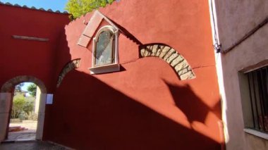 Benevento, Campania, İtalya: Hortus Conclusus, 13. Yüzyıl San Domenico Manastırı 'nın bahçesi, şimdi bir üniversite binası, 1992 yılından beri sanatçı Mimmo Paladino' nun çalışmalarına ev sahipliği yapıyor..