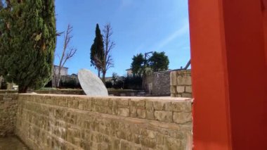 Benevento, Campania, İtalya: Hortus Conclusus, 13. Yüzyıl San Domenico Manastırı 'nın bahçesi, şimdi bir üniversite binası, 1992 yılından beri sanatçı Mimmo Paladino' nun çalışmalarına ev sahipliği yapıyor..