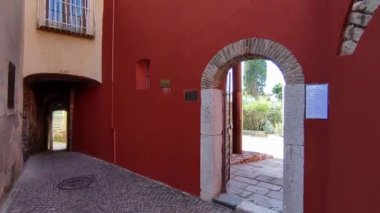 Benevento, Campania, İtalya: Hortus Conclusus, 13. Yüzyıl San Domenico Manastırı 'nın bahçesi, şimdi bir üniversite binası, 1992 yılından beri sanatçı Mimmo Paladino' nun çalışmalarına ev sahipliği yapıyor..