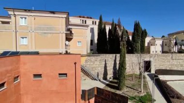 Benevento, Campania, İtalya 15 Şubat 2024: Hortus Conclusus 'un terasından panoramik manzara, sanatçı Mimmo Paladino' nun çalışmalarının yer aldığı yeni genişletilmiş ve yenilenmiş.