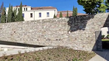 Benevento, Campania, İtalya: Hortus Conclusus, 13. Yüzyıl San Domenico Manastırı 'nın bahçesi, şimdi bir üniversite binası, 1992 yılından beri sanatçı Mimmo Paladino' nun çalışmalarına ev sahipliği yapıyor..