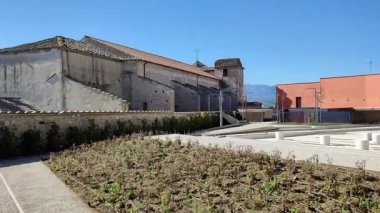 Benevento, Campania, İtalya: Hortus Conclusus, 13. Yüzyıl San Domenico Manastırı 'nın bahçesi, şimdi bir üniversite binası, 1992 yılından beri sanatçı Mimmo Paladino' nun çalışmalarına ev sahipliği yapıyor..